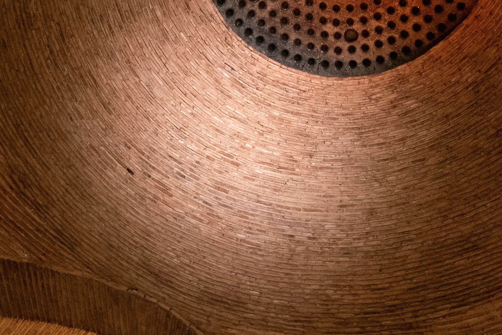 La volta in listelli di legno, recuperata e vista dal basso