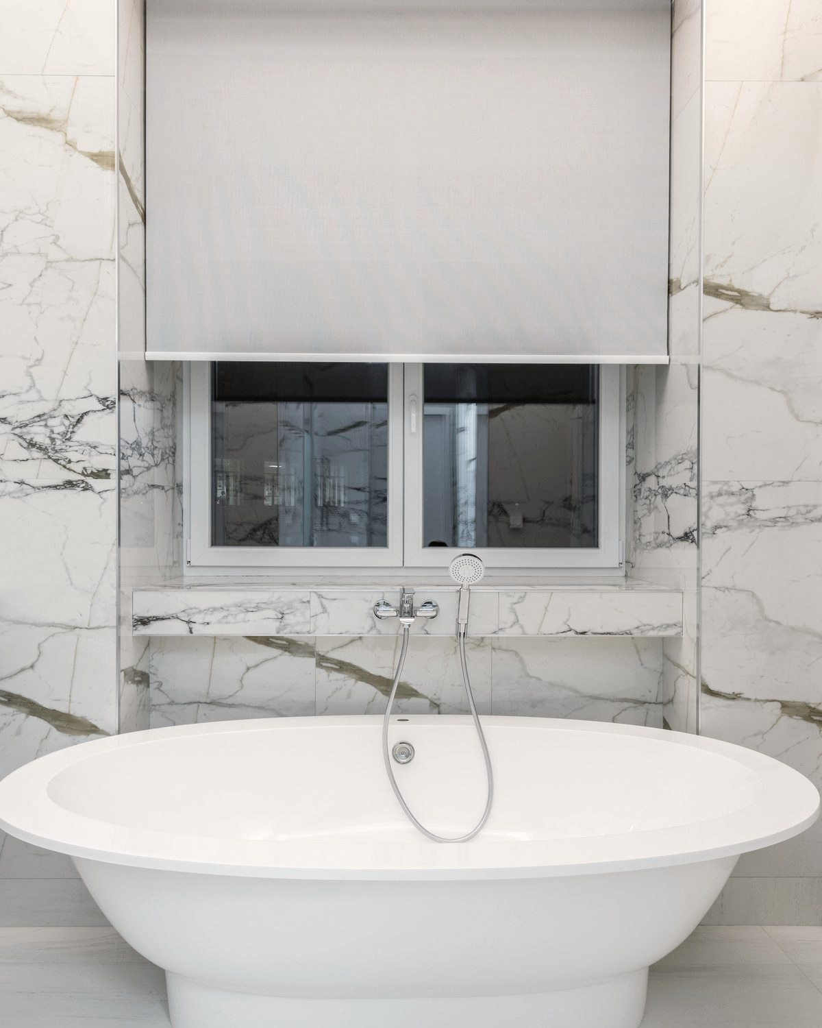 Il bagno: pietra a tutta altezza e vasca staccata dal muro