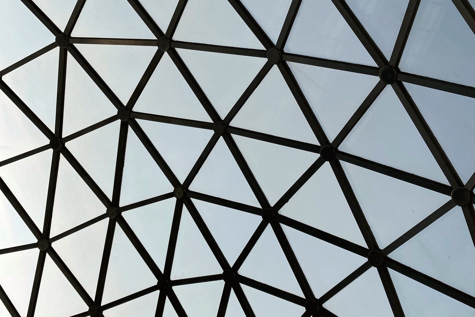 Copertura a maglia triangolare contro il cielo