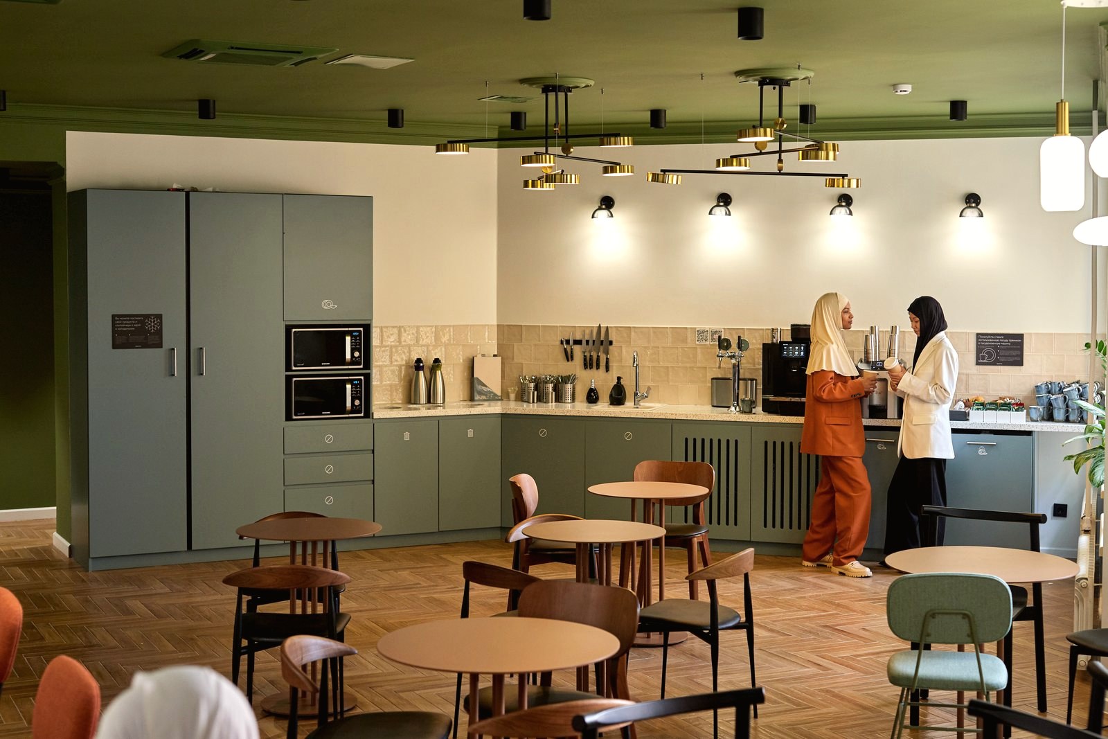 La cucina, disegnata come sala riunioni perché è lì che si decide