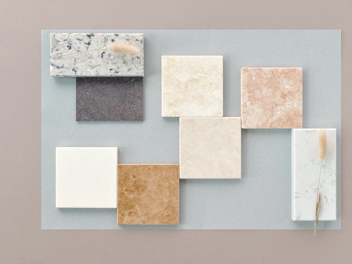 Campioni di pietra, legno e ceramica su un pannello